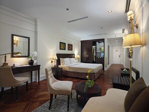 أغطية فراش متميزة وميني بار وخزنة داخل الغرفة ومكتب