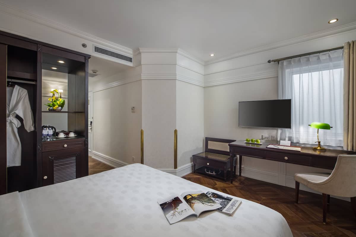 Sengetøy av topp kvalitet, minibar, safe på rommet og skrivebord