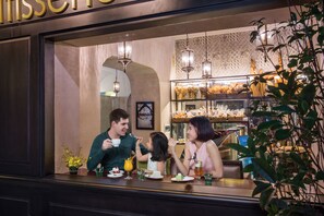 2 restaurants, breakfast, lunch, dinner served; international cuisine - Silk Path Boutique Hanoi (Hanoi)