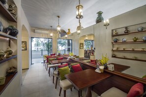 2 restaurants, breakfast, lunch, dinner served; international cuisine  - Silk Path Boutique Hanoi (Hanoi)