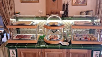 TĂ€gliches FrĂŒhstĂŒcksbuffet (14.50 EUR pro Person)