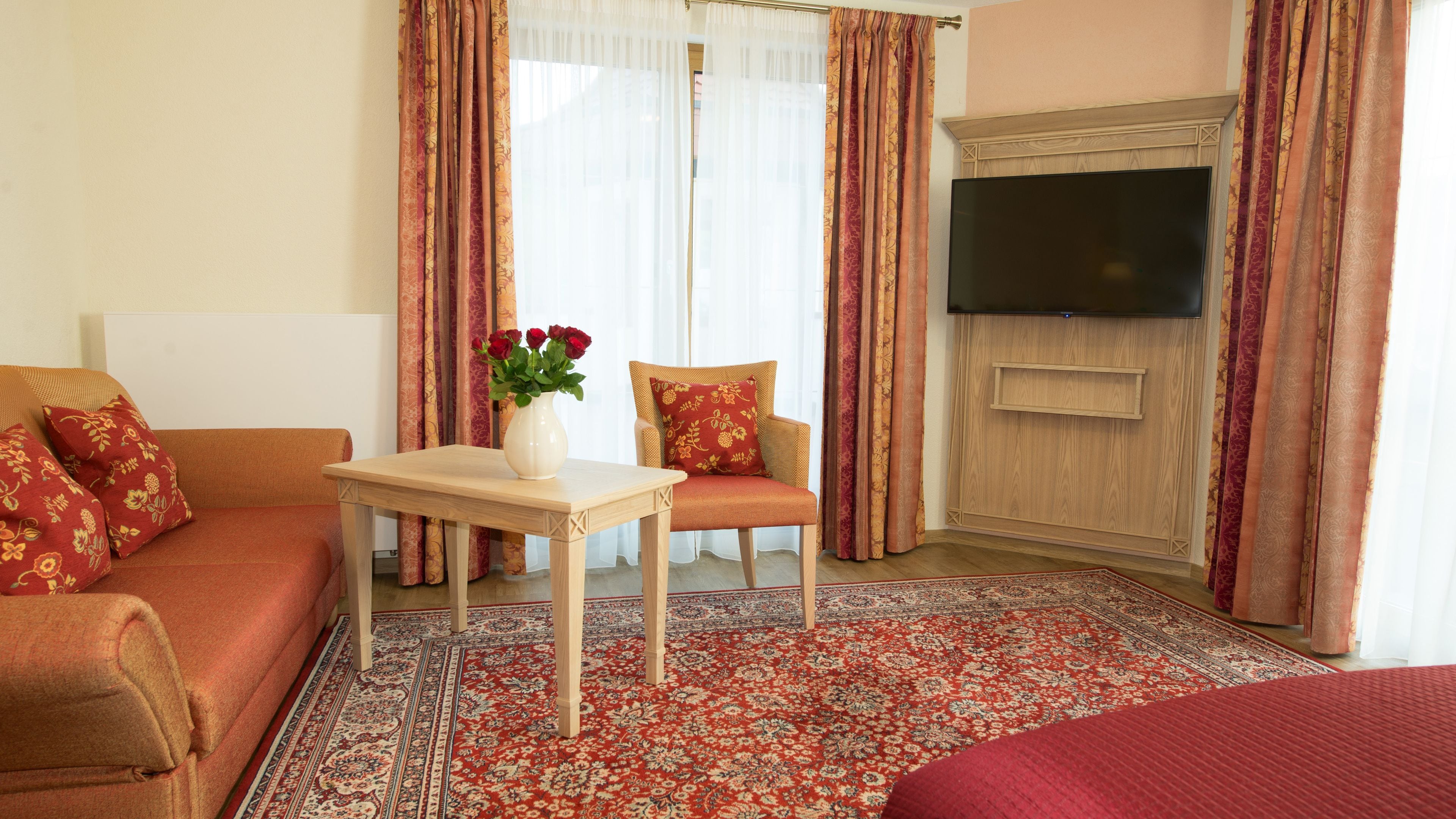 Junior-Suite, Terrasse | Hochwertige Bettwaren, Zimmersafe, Schreibtisch, schallisolierte Zimmer