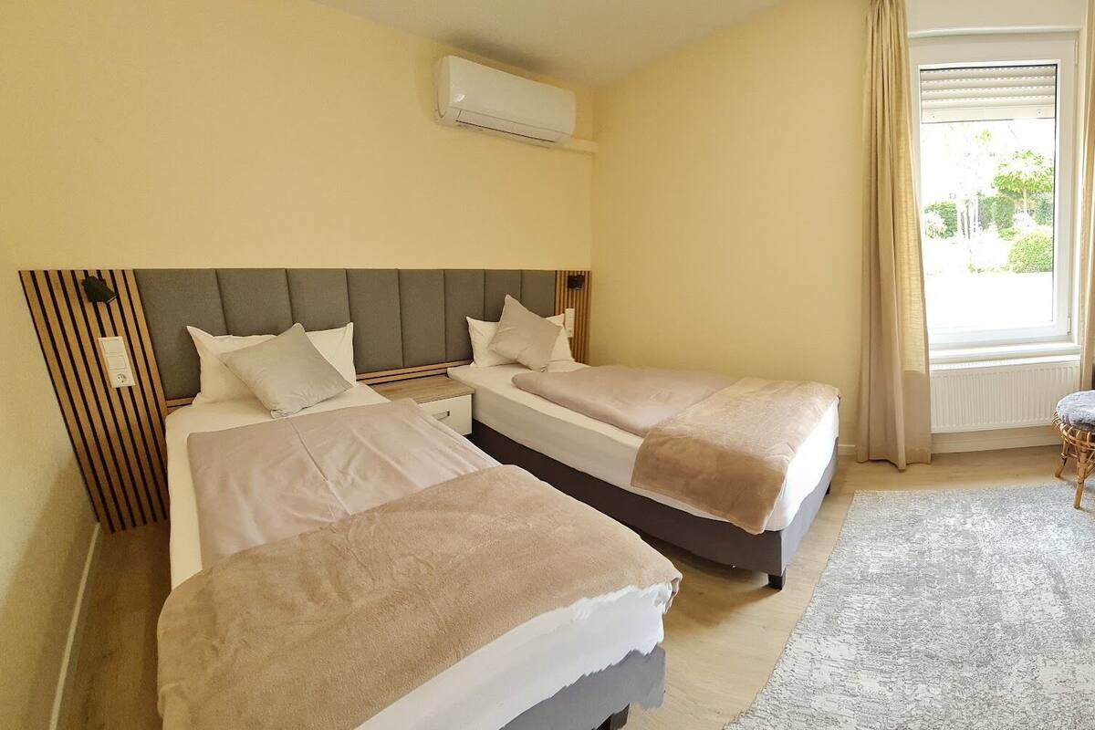 Apartamento superior, vistas al jardín | Caja fuerte, sistema de insonorización, wifi gratis y ropa de cama