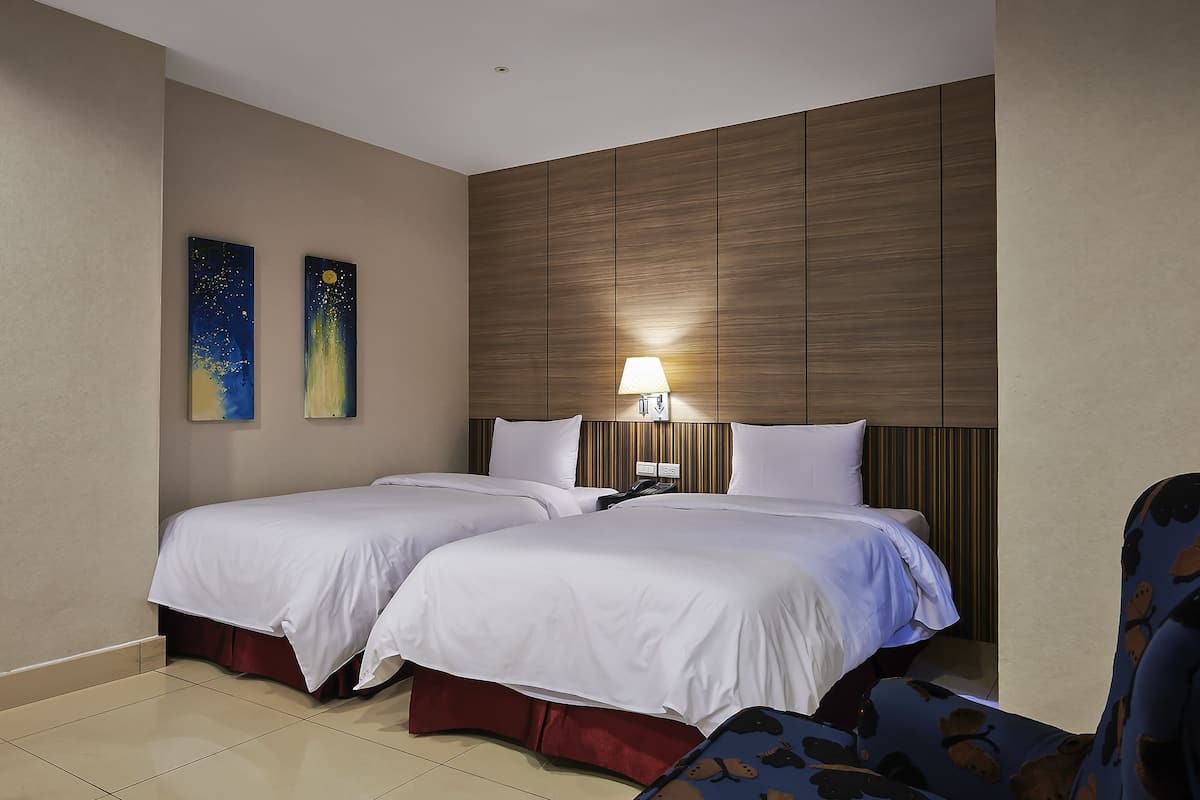 Quarto casal, 2 camas de solteiro | Cofres nos quartos, Wi-Fi de cortesia