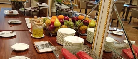 Serveert ontbijt, lunch, diner, internationale gerechten
