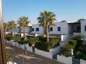 Hypo-allergenic bedding, in-room safe, desk, laptop workspace