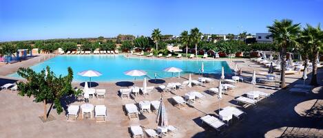 Außenpool, Sonnenschirme, Liegestühle