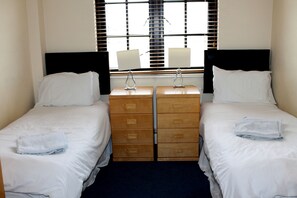 1 quarto, cofres nos quartos, ferros/tábuas de passar roupa