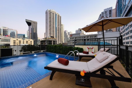 Outdoor pool, pool umbrellas, sun loungers