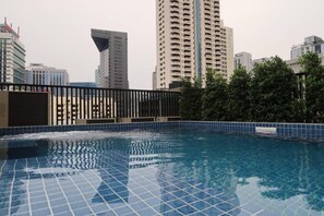 Outdoor pool, pool umbrellas, pool loungers - Syama Suite Sukhumvit 20 (Bangkok)