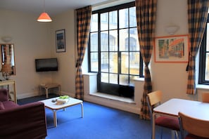 35-inch flat-screen TV with digital channels, TV - Acorn - Crawford House Apartments (London)