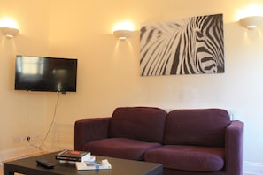 35-inch flat-screen TV with digital channels, TV - Acorn - Crawford House Apartments (London)