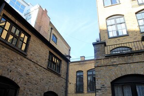 Property grounds - Acorn - Crawford House Apartments (London)