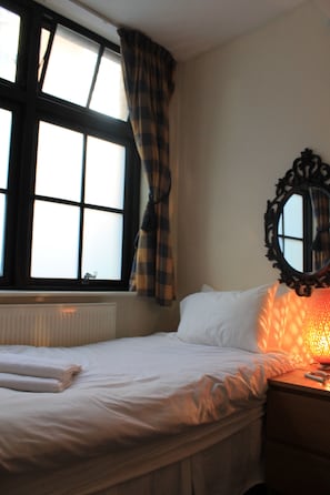 In-room safe, desk, iron/ironing board, cots/infant beds - Acorn - Crawford House Apartments (London)