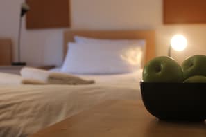 In-room safe, desk, iron/ironing board, cots/infant beds - Acorn - Crawford House Apartments (London)