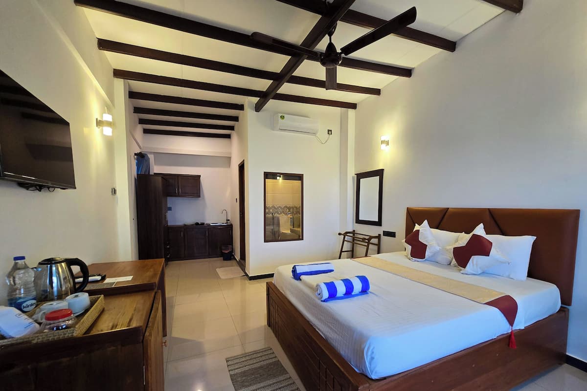 Deluxe Studio | Premium bedding, pillow-top beds, minibar, in-room safe