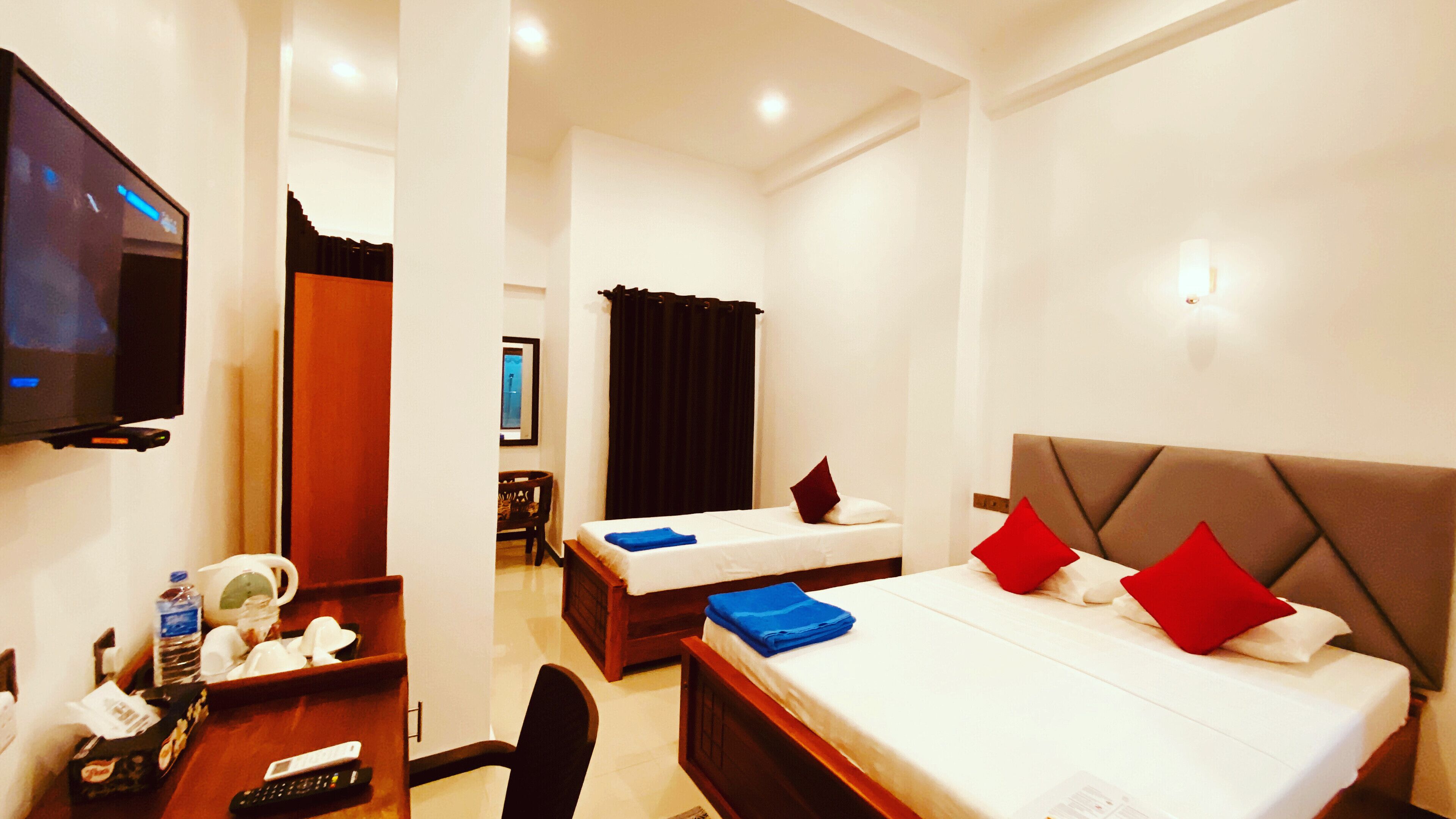 أغطية فراش متميزة وأسرّة بطبقة علوية مريحة وميني بار وخزنة داخل الغرفة