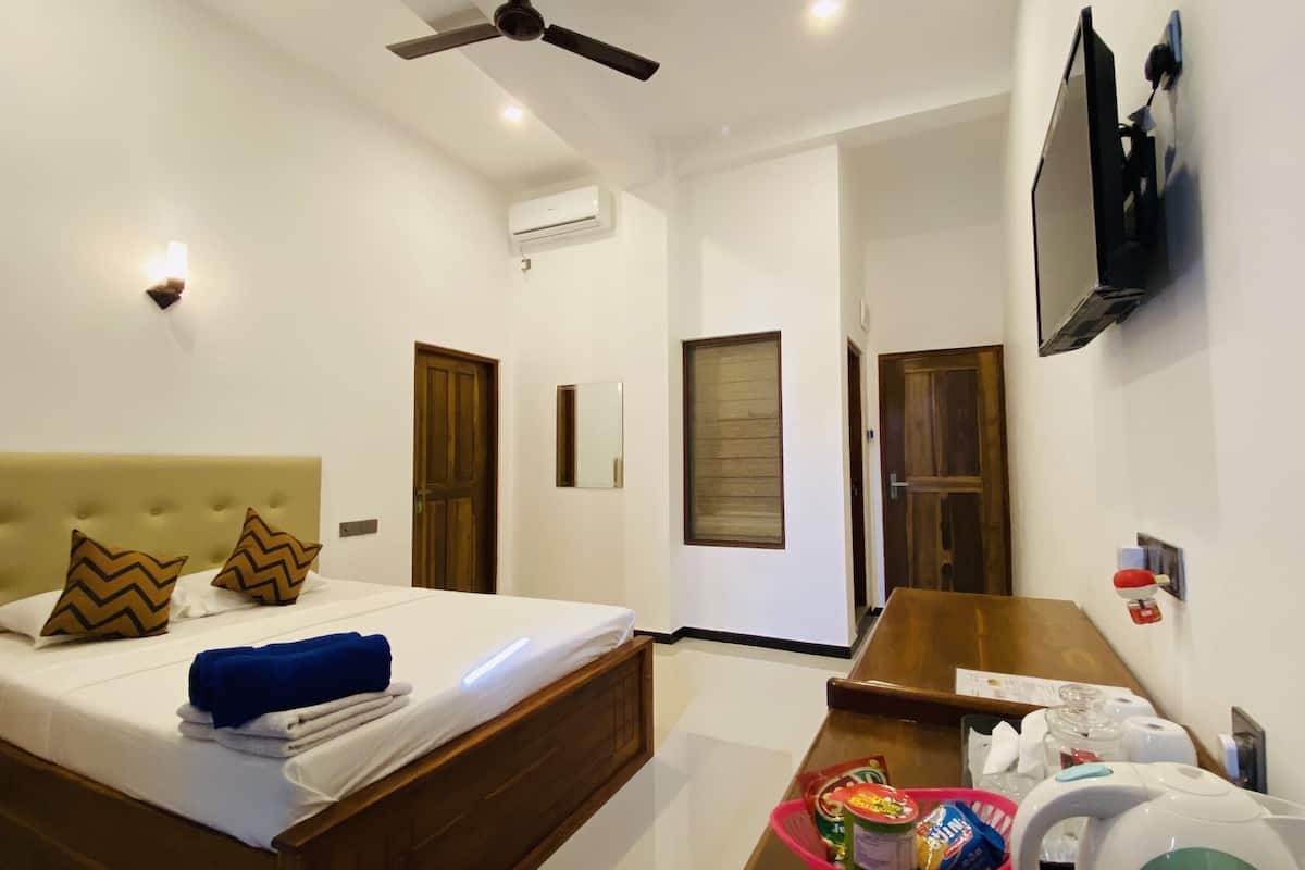 Deluxe Double Room, 1 Queen Bed | Premium bedding, pillow-top beds, minibar, in-room safe