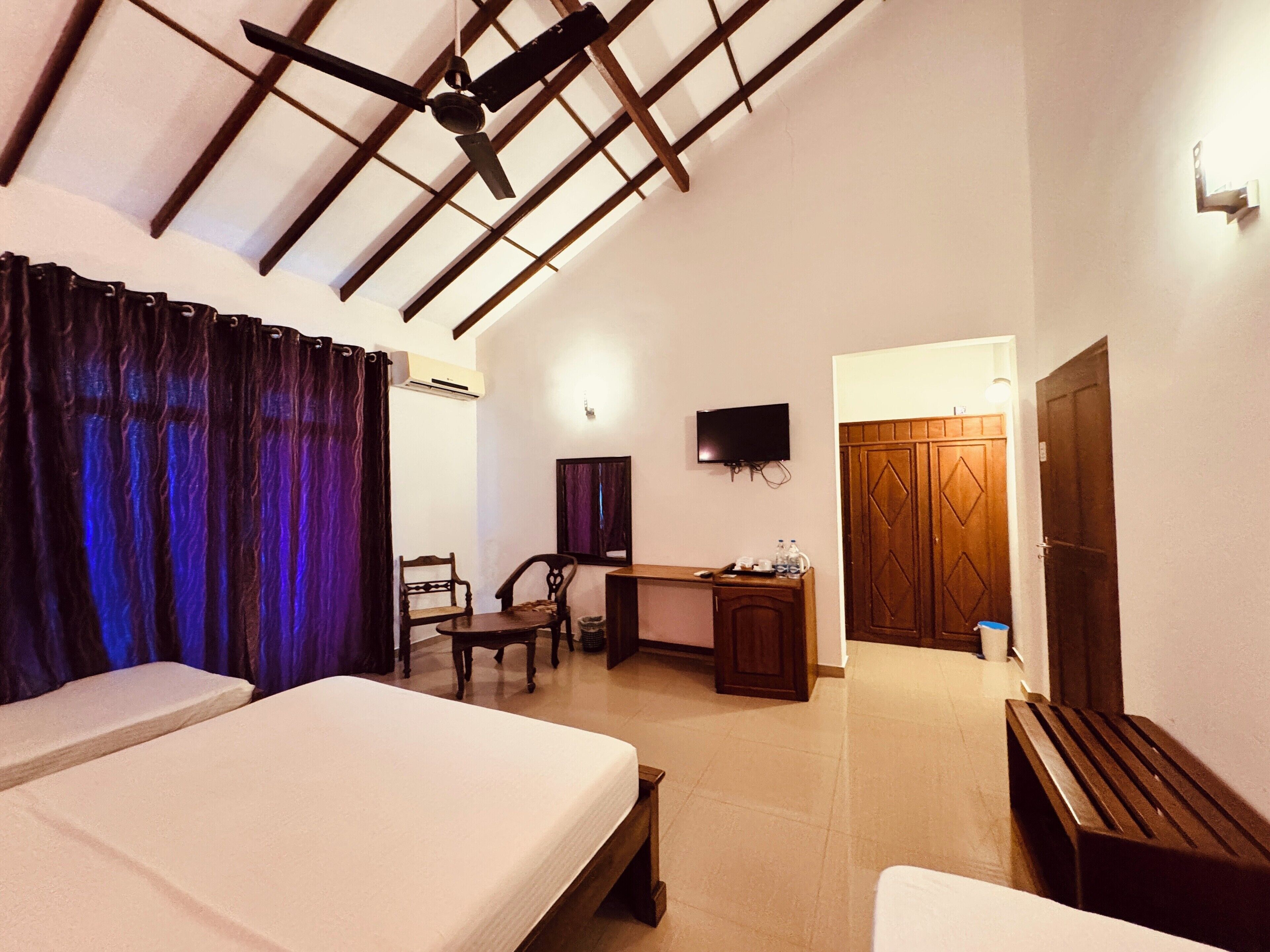 华丽四人房 | 高档床上用品、加厚床垫、迷你吧、客房内保险箱