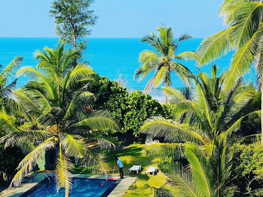 Een buitenzwembad, gratis zwembadcabana's en parasols bij het zwembad