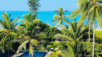 Una piscina al aire libre, camas de piscina gratis, sombrillas