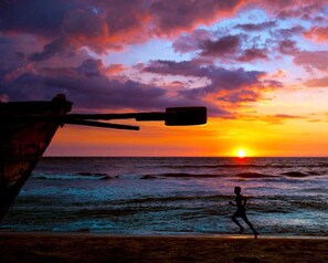 位於海灘上、白沙、躺椅、遮陽傘