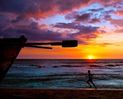 En la playa, arena blanca, sillas reclinables de playa, sombrillas
