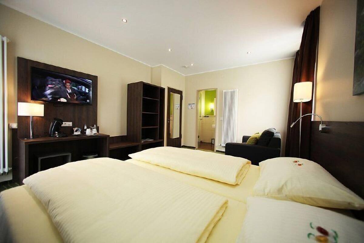 business double room | desk, iron/ironing board, free cots/infant beds, bed sheets