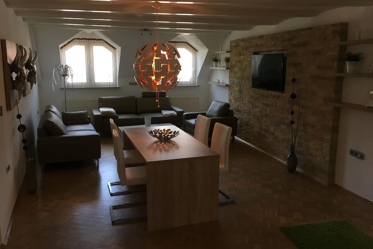 Condo, 3 habitaciones, vista a la ciudad | Área de sala de estar | Televisión de pantalla plana