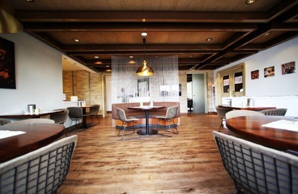 Petit déjeuner continental (8.9 EUR par personne)