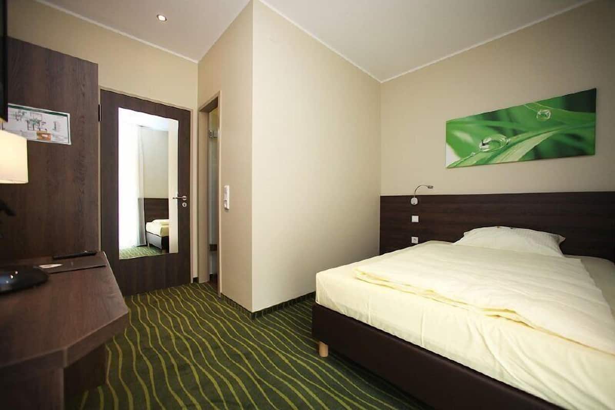Habitación empresarial individual, 1 cama matrimonial, para no fumadores | Escritorio, tabla de planchar con plancha y cunas gratuitas