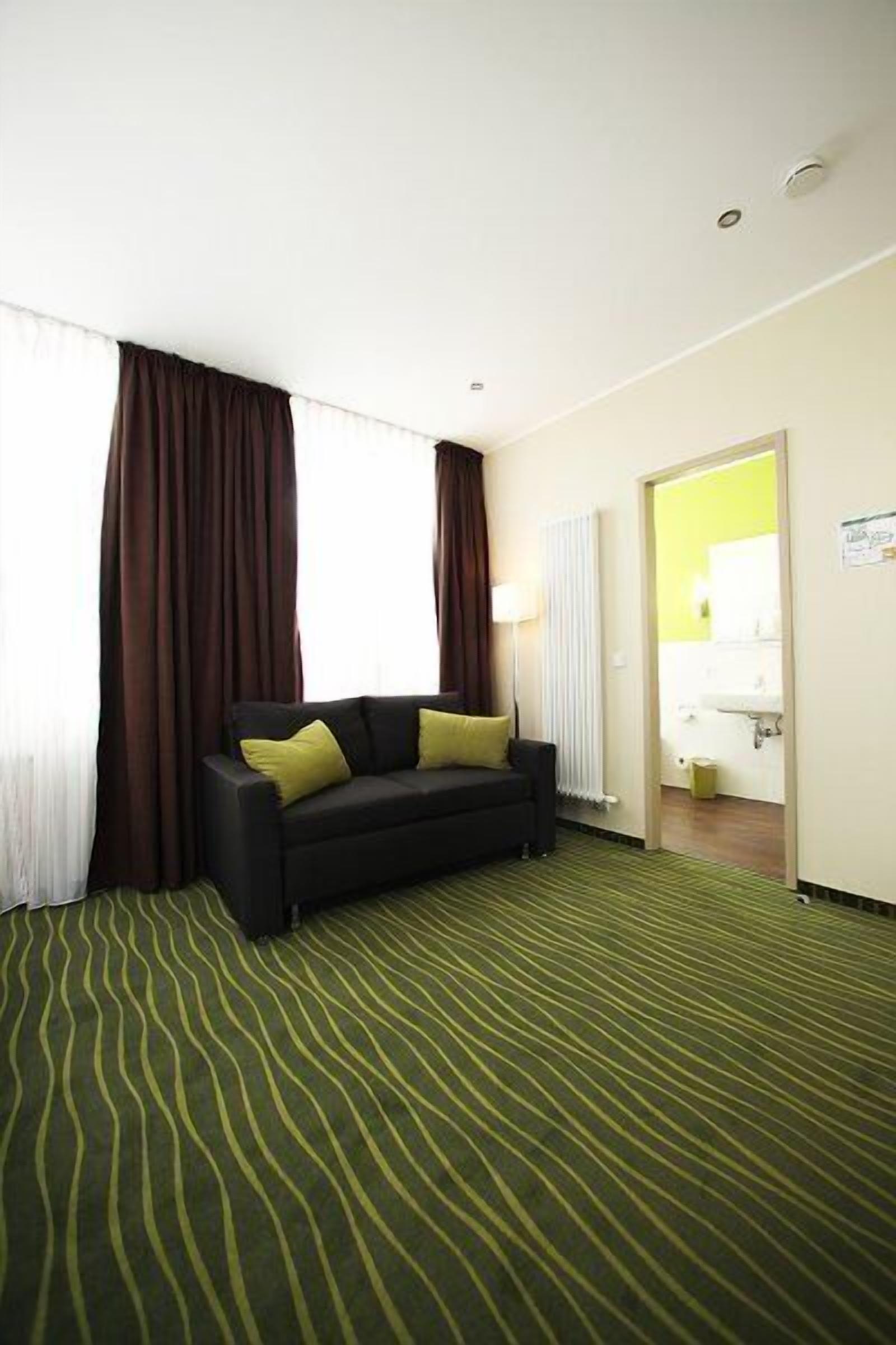 business double room | living area | flat-screen tv