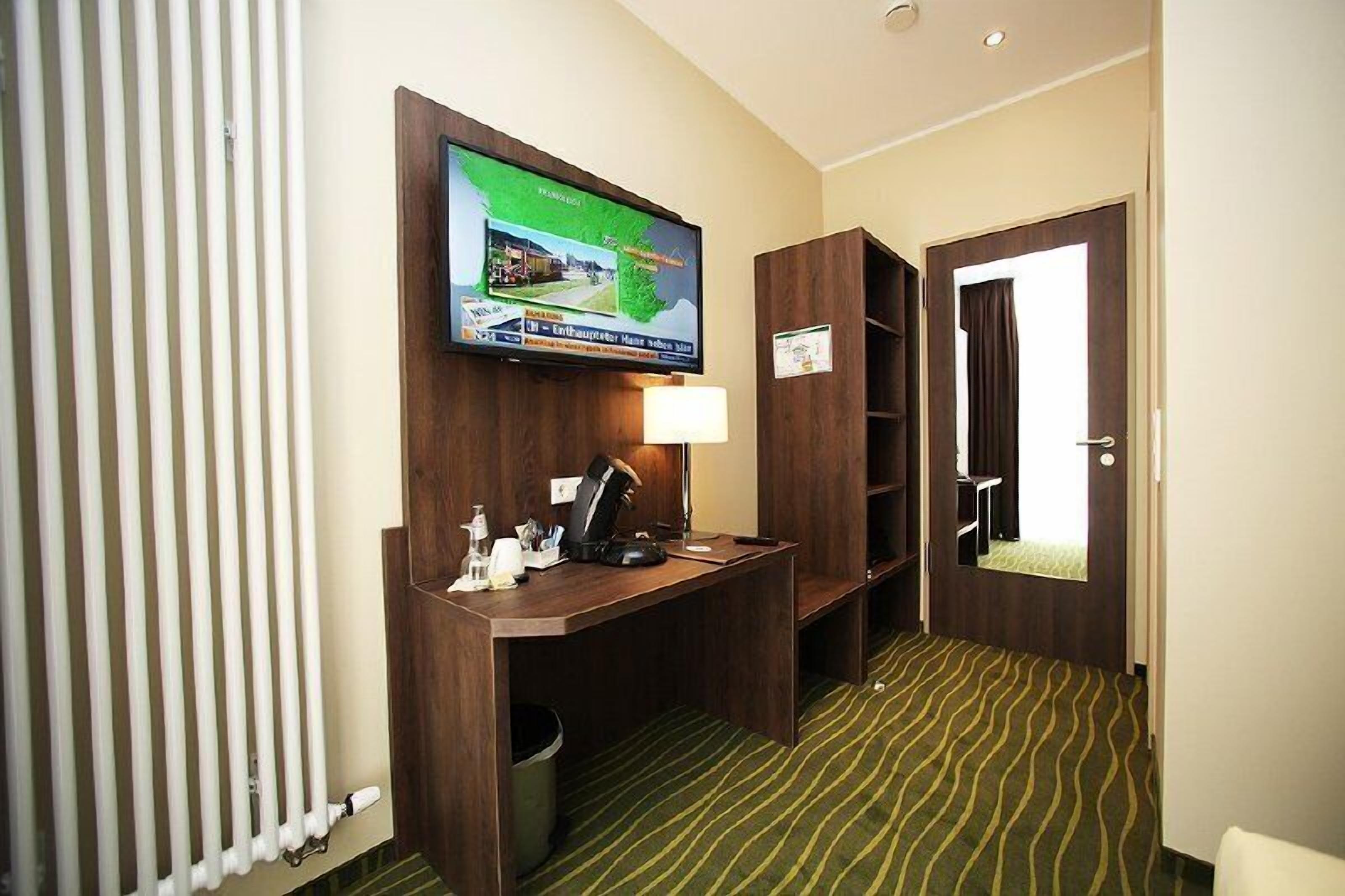 business single room, 1 double bed, non smoking | room amenity