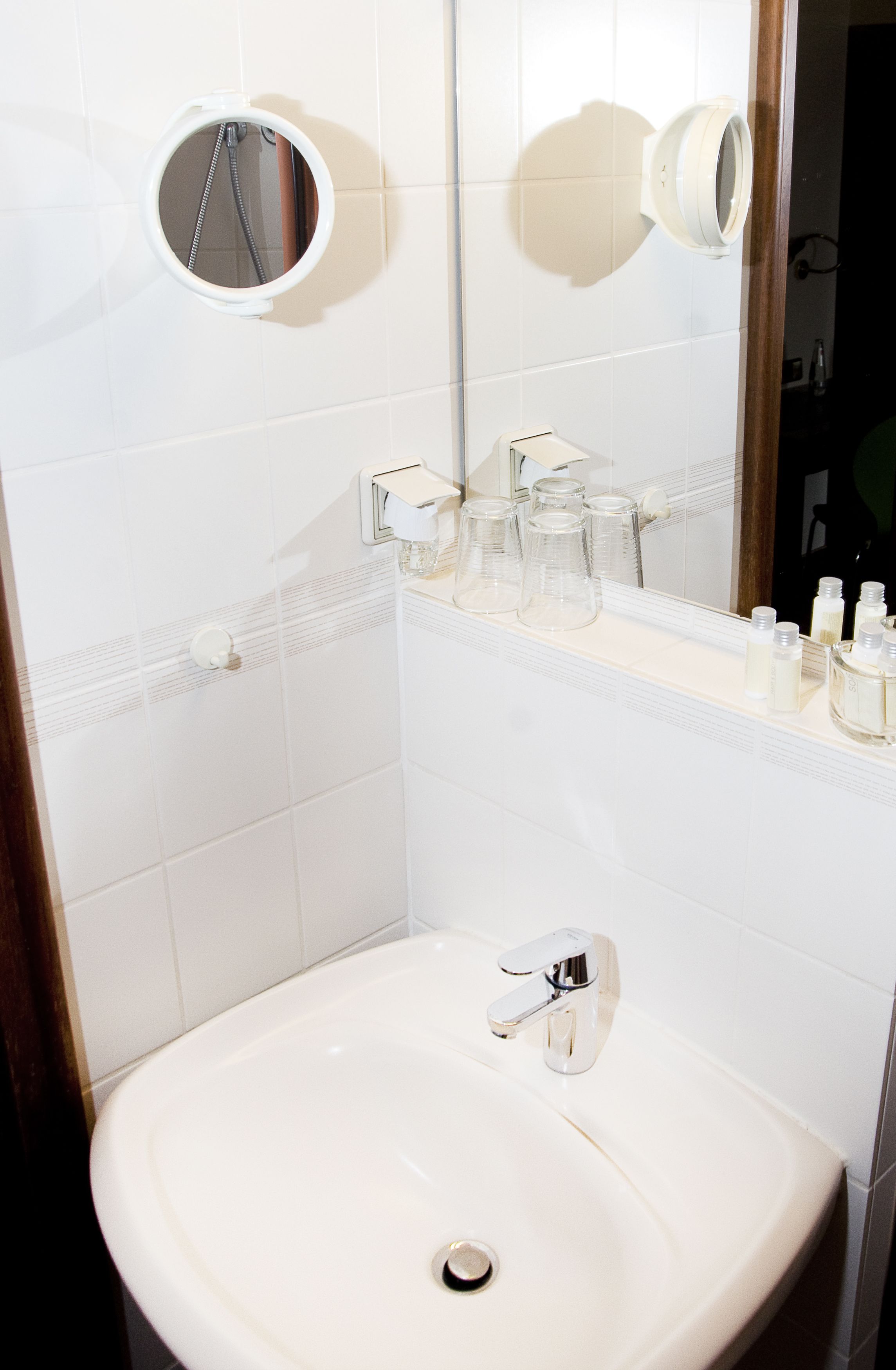 standard double room | bathroom | free toiletries, hair dryer, towels