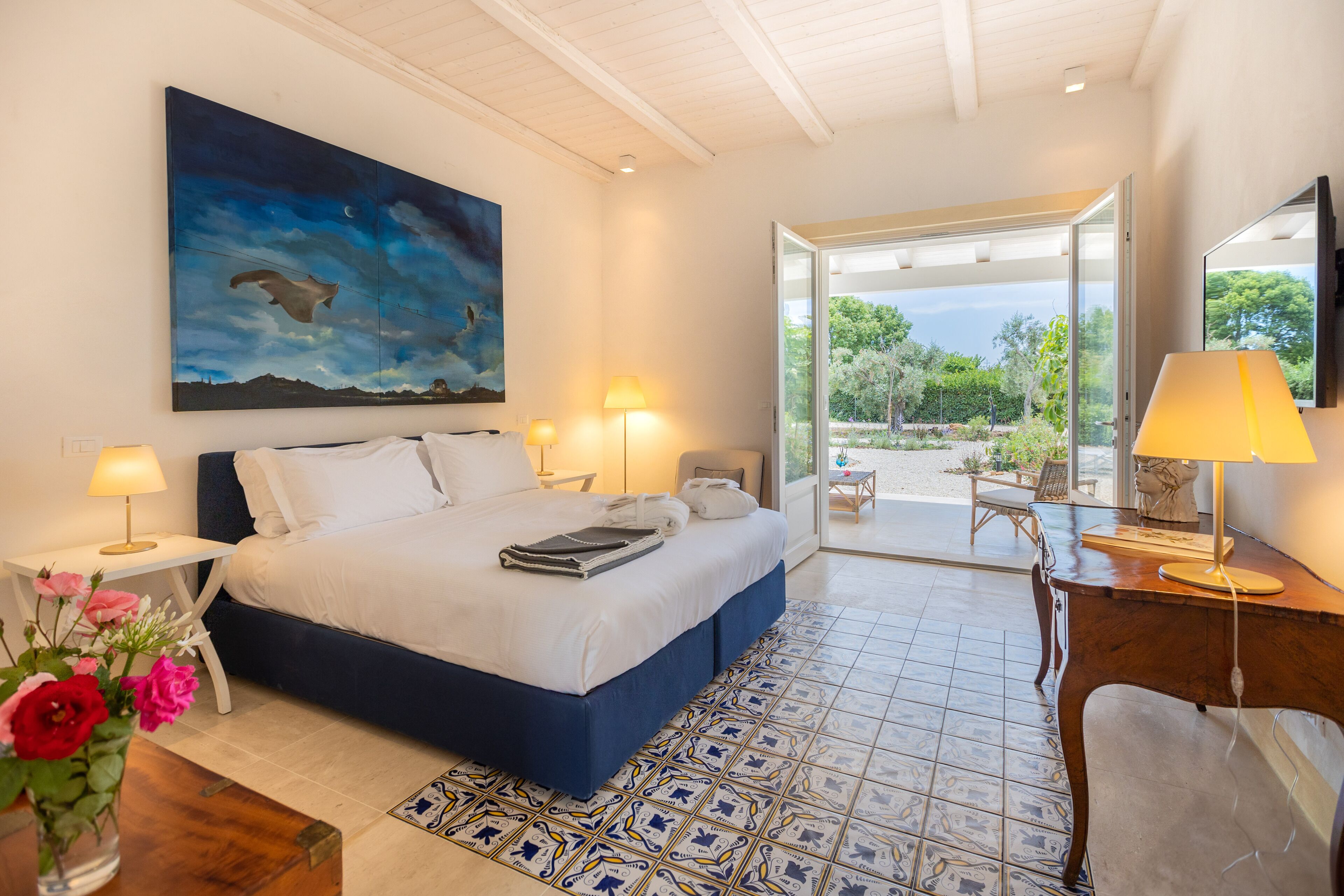 أغطية فراش متميزة وألحفة محشوة بالريش وميني بار وخزنة داخل الغرفة