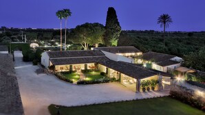 Une villa dotée d’un vaste patio, d’un jardin bien entretenu et offrant une vue sur le paysage environnant.