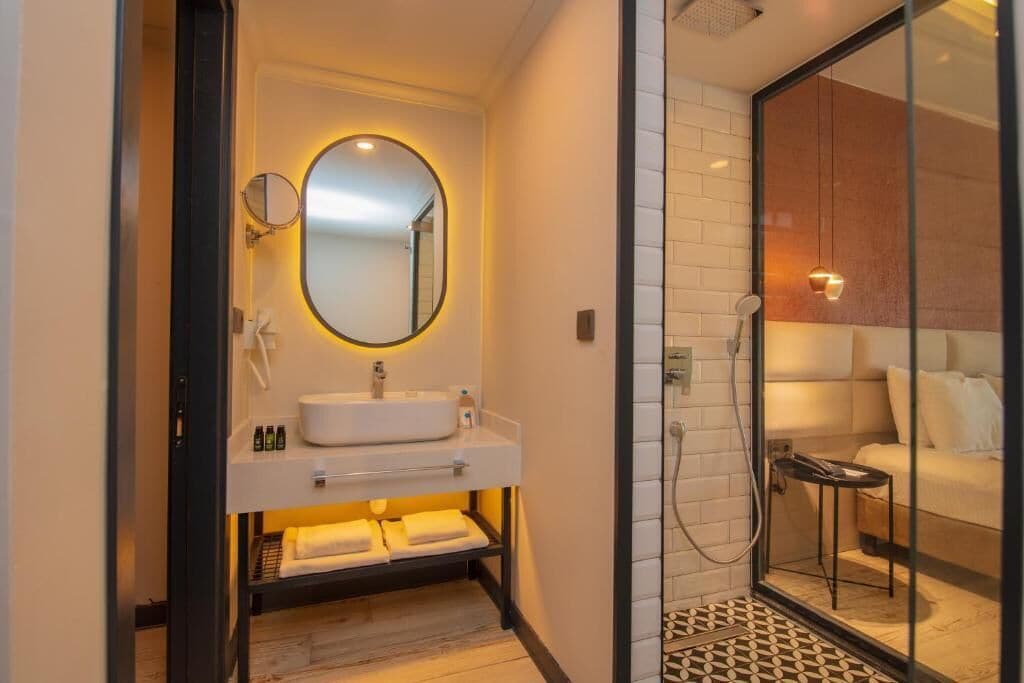 luxury double room | bathroom | free toiletries, hair dryer, slippers, towels