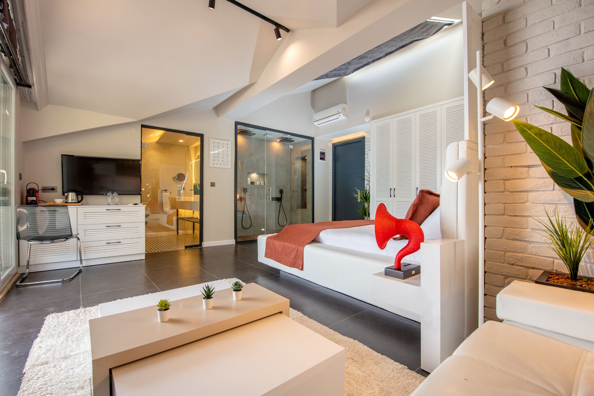 Honeymoon Studio Suite, Sea View | Minibar, in-room safe, individually decorated, individually furnished