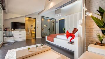 Honeymoon Studio Suite, Sea View | Minibar, in-room safe, individually decorated, individually furnished