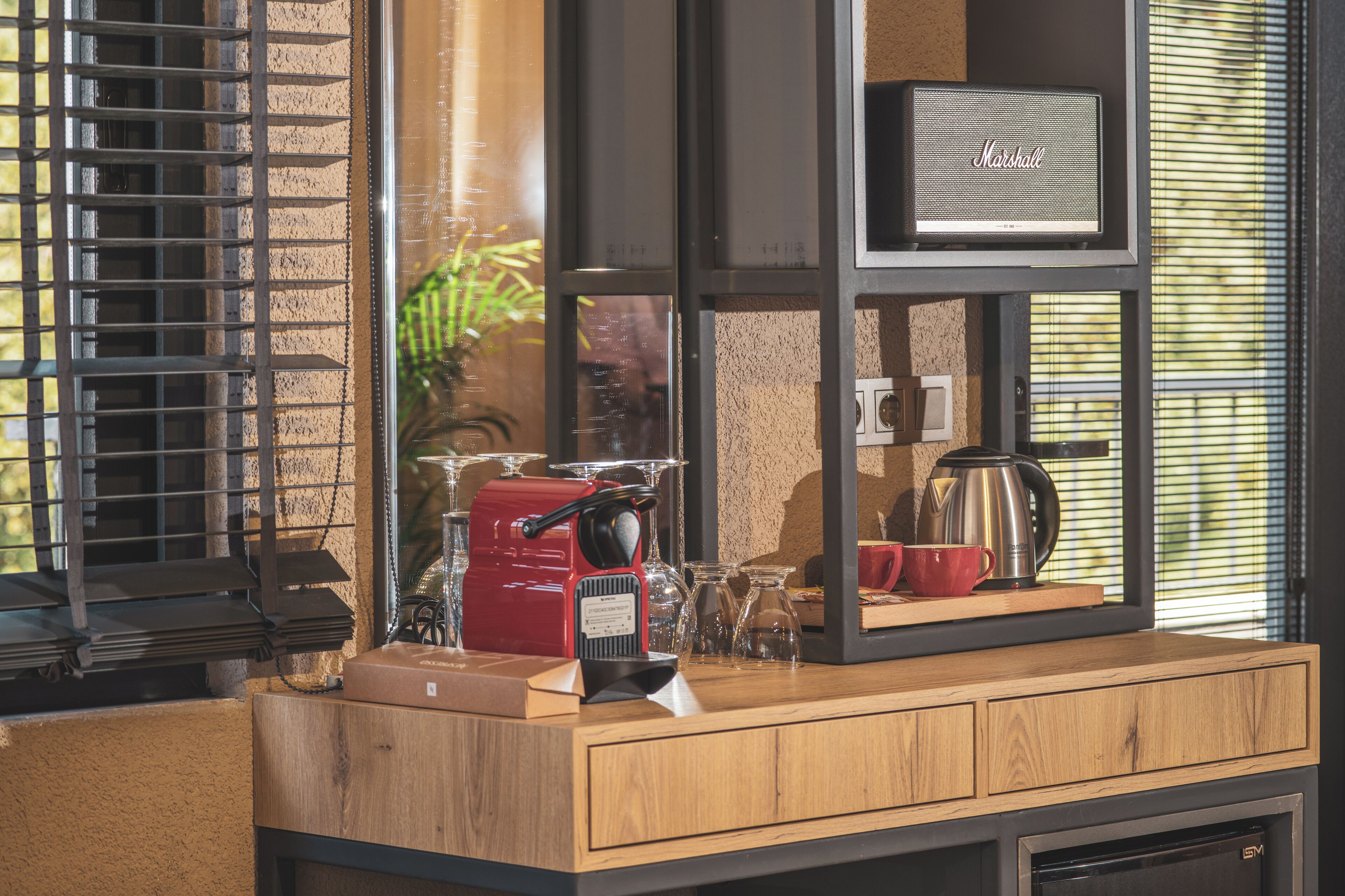 executive studio suite, sea view | minibar, in-room safe, individually decorated, individually furnished