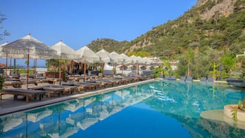 Piscine extérieure, parasols de plage, chaises longues