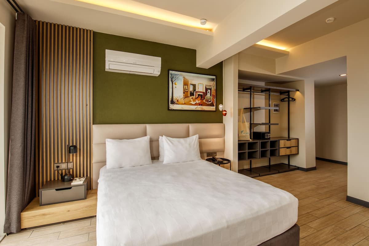 Deluxe kamer, uitzicht op zee | Een minibar, een kluis op de kamer, individueel gedecoreerd