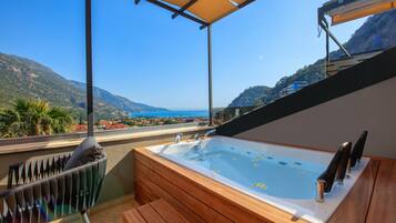 Honeymoon Studio Suite, Sea View | Minibar, in-room safe, individually decorated, individually furnished