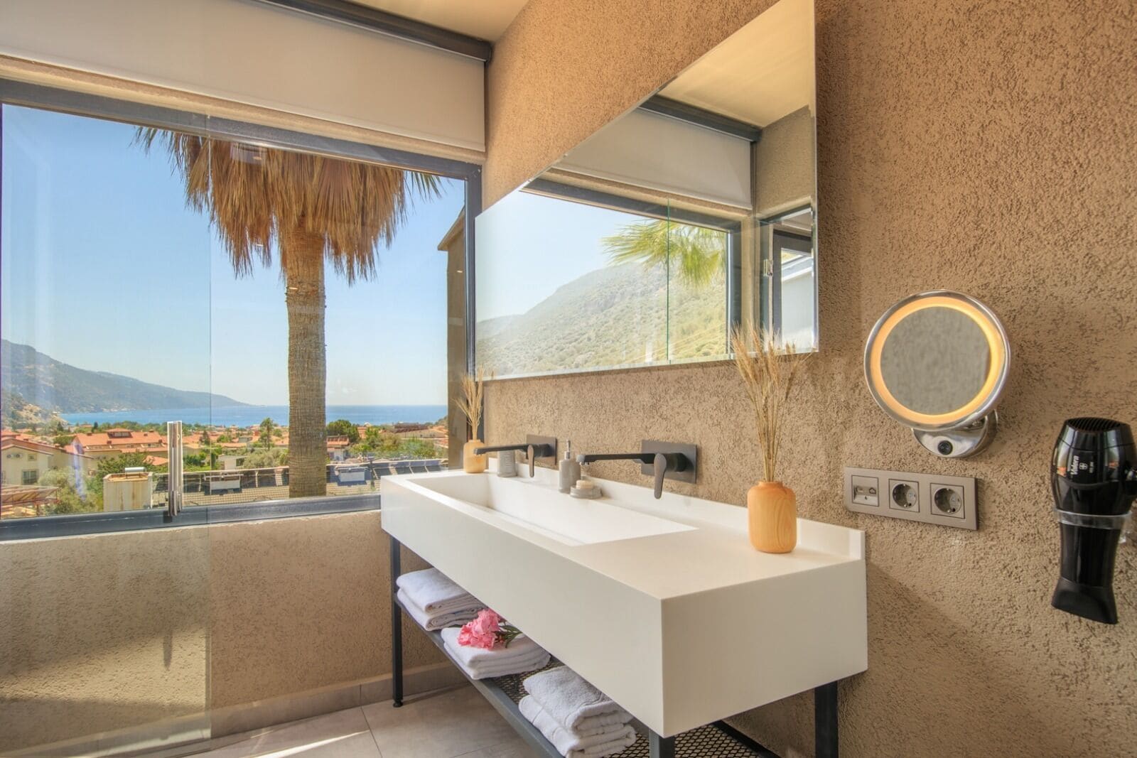 royal room, sea view | minibar, in-room safe, individually decorated, individually furnished