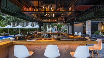 Bar en milieu de piscine