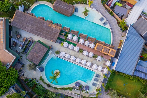 Outdoor pool, pool umbrellas, pool loungers - Morina Hotel (Fethiye)