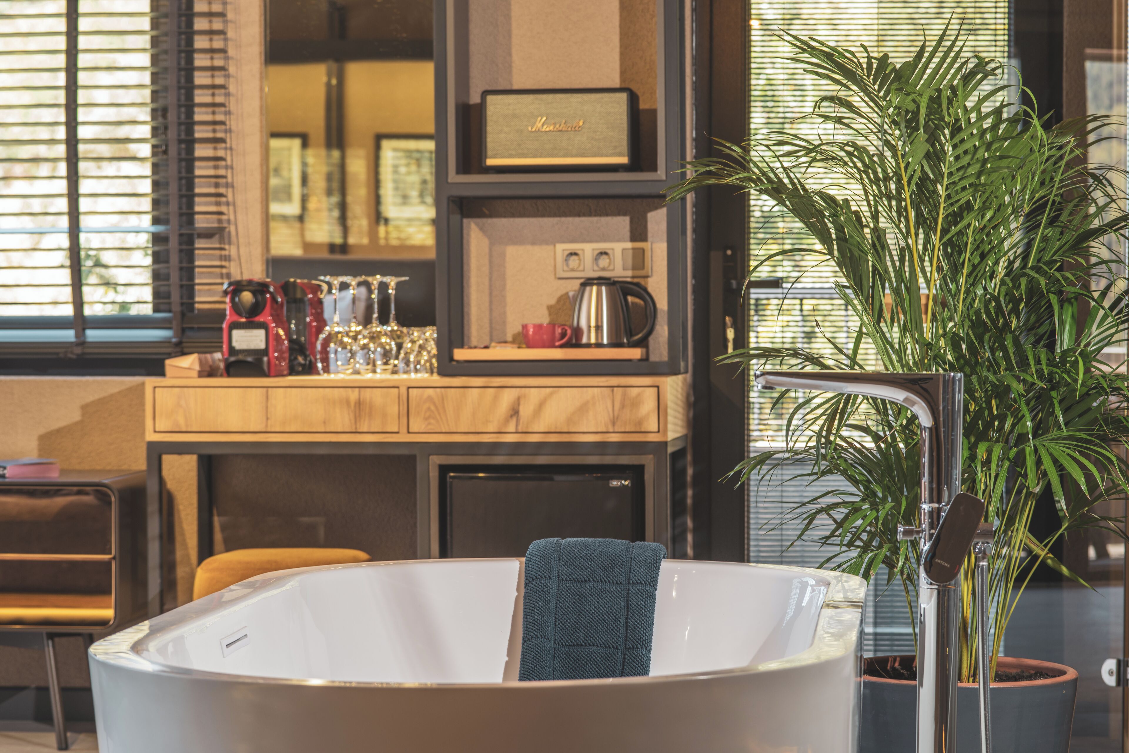 executive studio suite, sea view | minibar, in-room safe, individually decorated, individually furnished