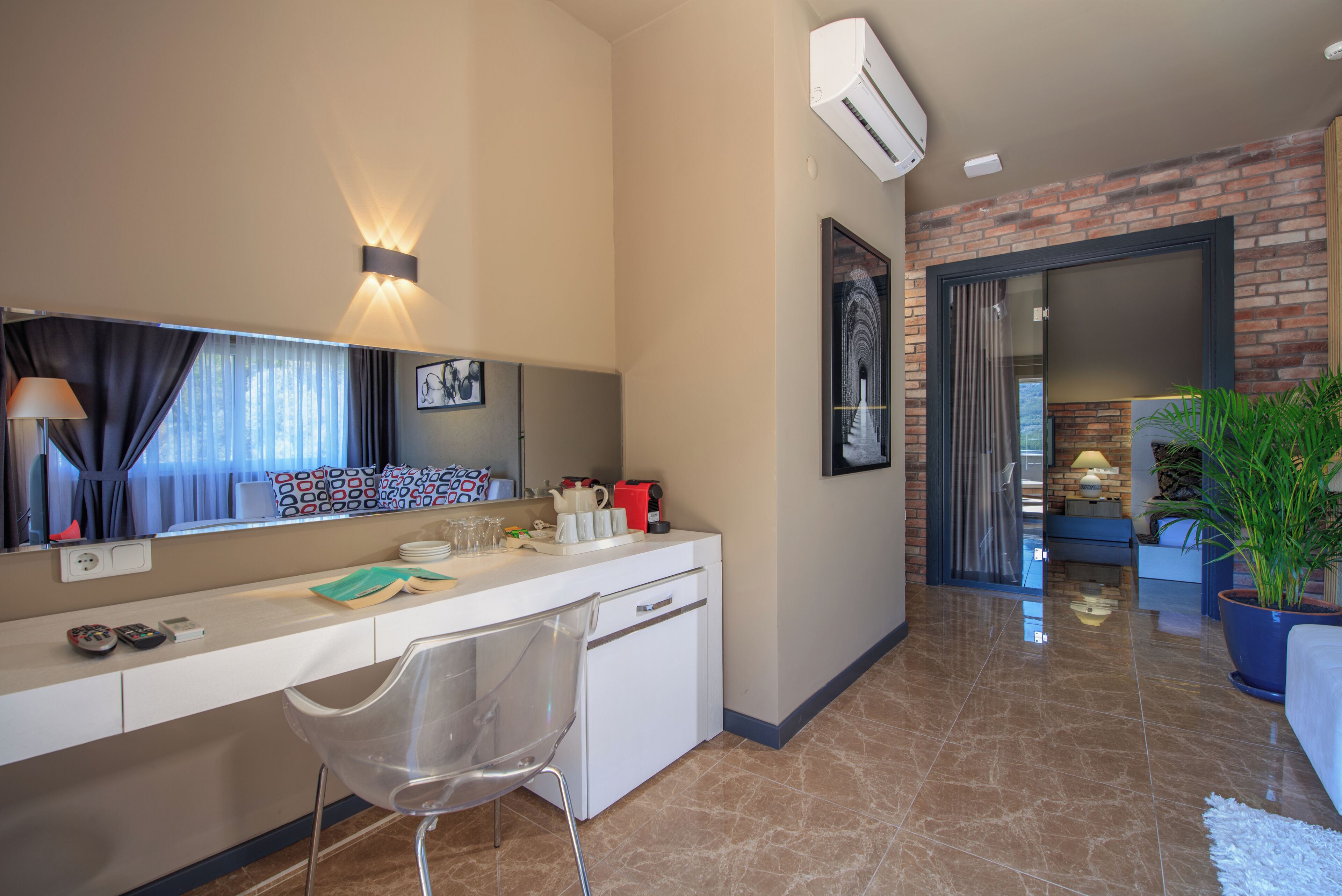 family suite, sea view | minibar, in-room safe, individually decorated, individually furnished