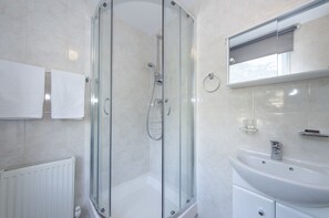 Shower, hair dryer, towels - W14 Apartments (London)
