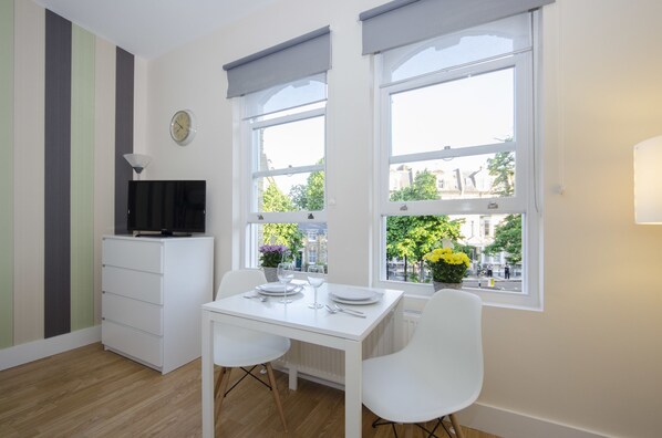 Standard Triple Studio | In-room dining - W14 Apartments (London)